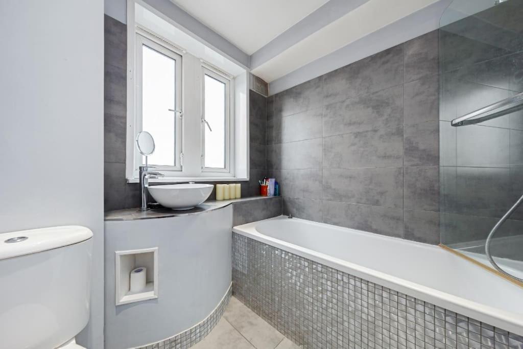 Top Floor 1 Bedroom Apartment With Views Over لندن المظهر الخارجي الصورة